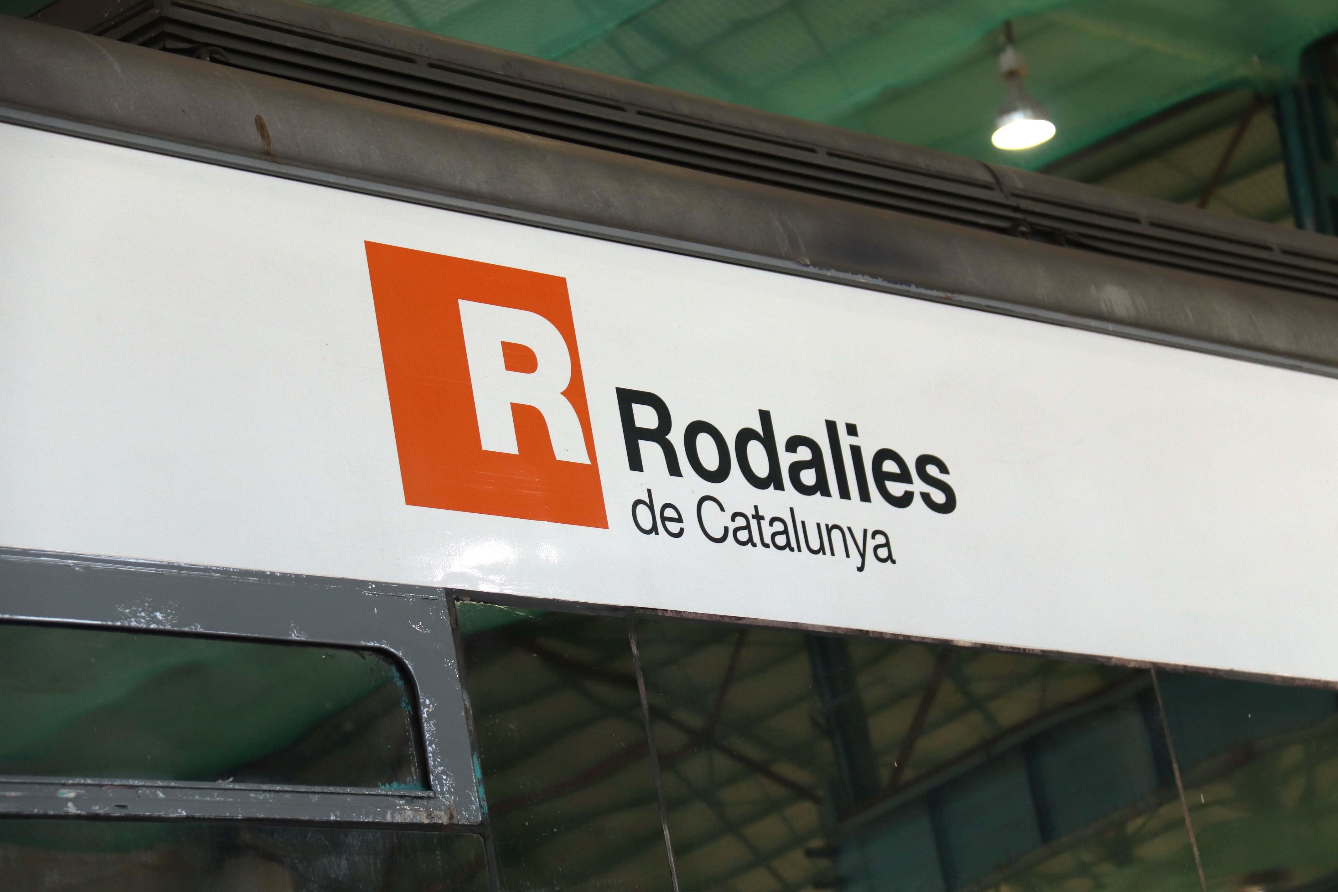 Retards i trens aturats a totes les línies de Rodalies per una avaria a Barcelona