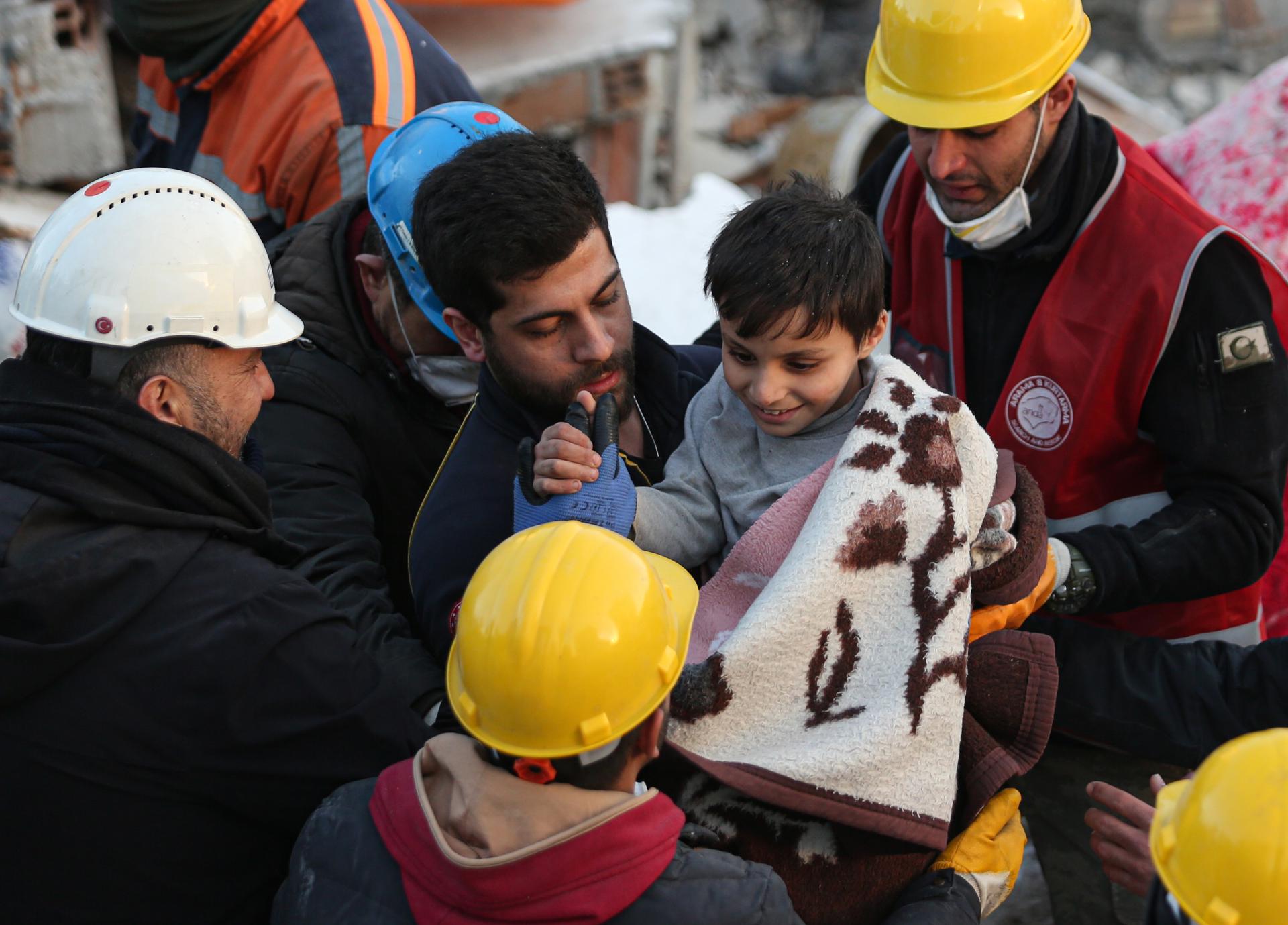 Rescatados cuatro días después del terremoto: el milagro turco bajo los escombros