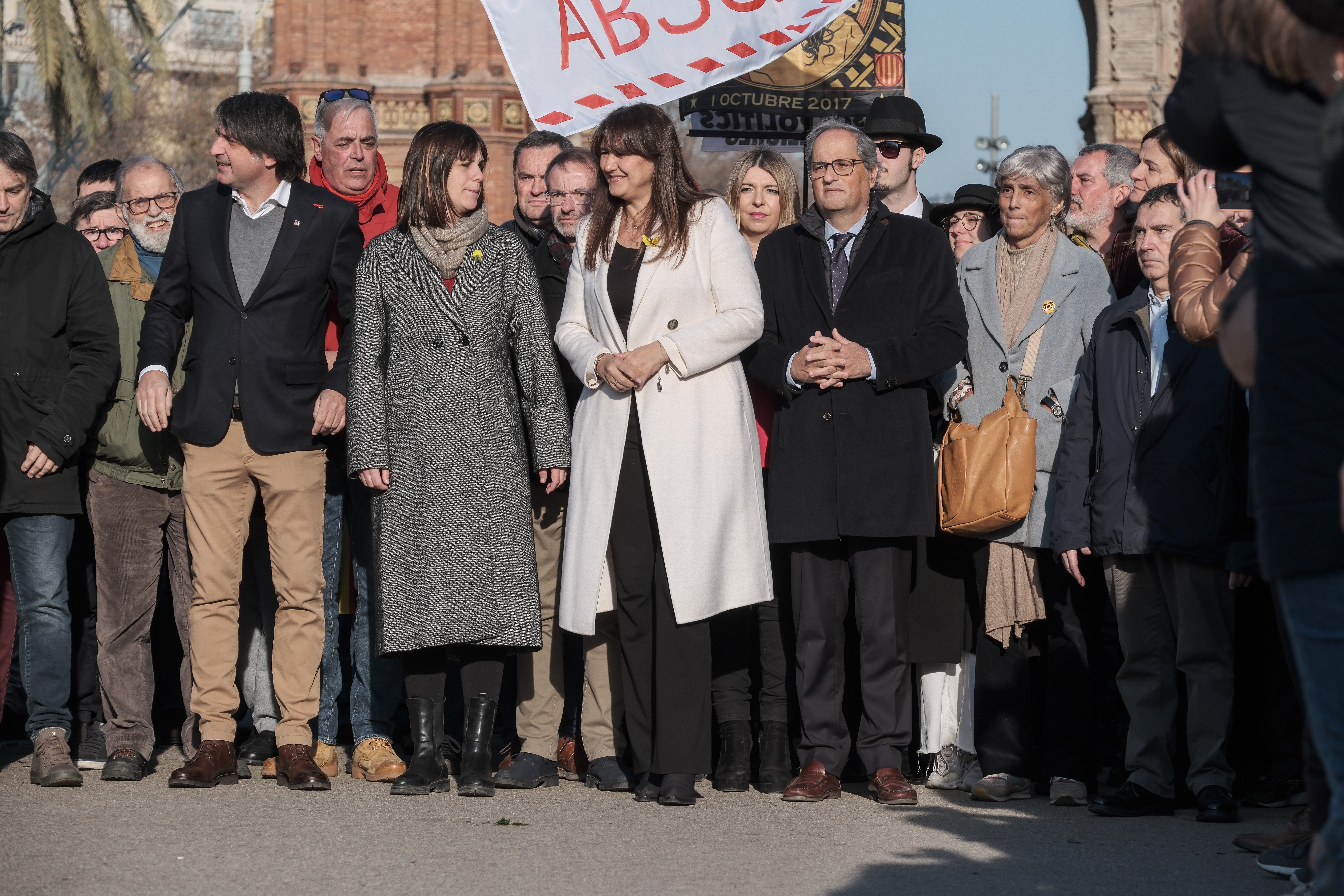 Prop de 400 persones acompanyen Borràs a les portes del TSJC: "No és justícia, és venjança"