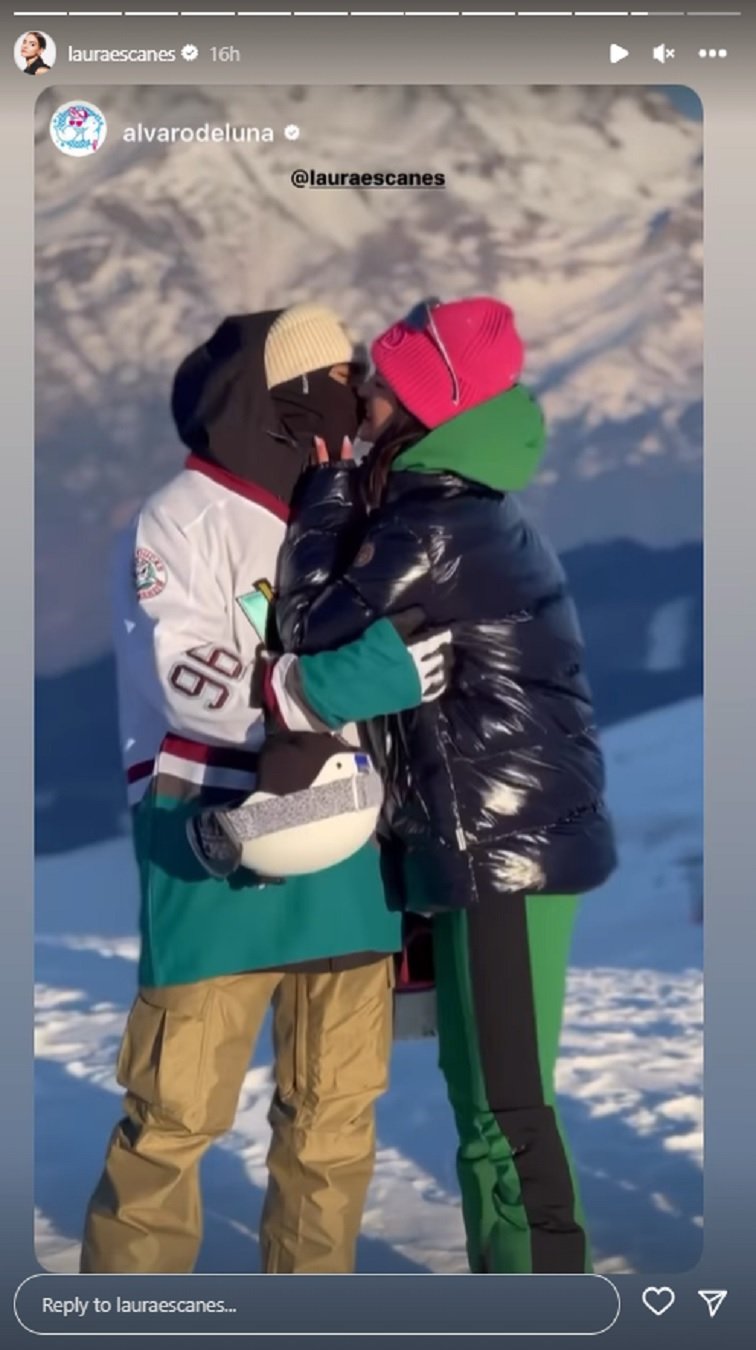 Beso de época Escanes de Luna nieve IG stories