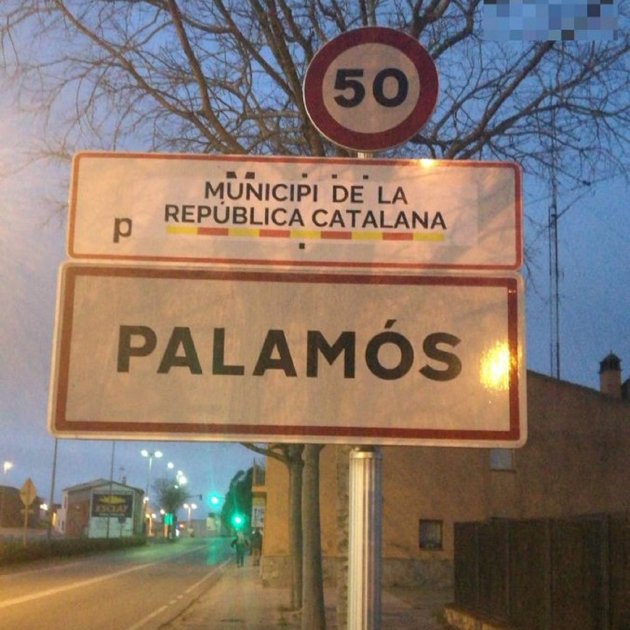 Resultado de imagen de Els municipis de les comarques de Girona s'omplen de cartells de la República