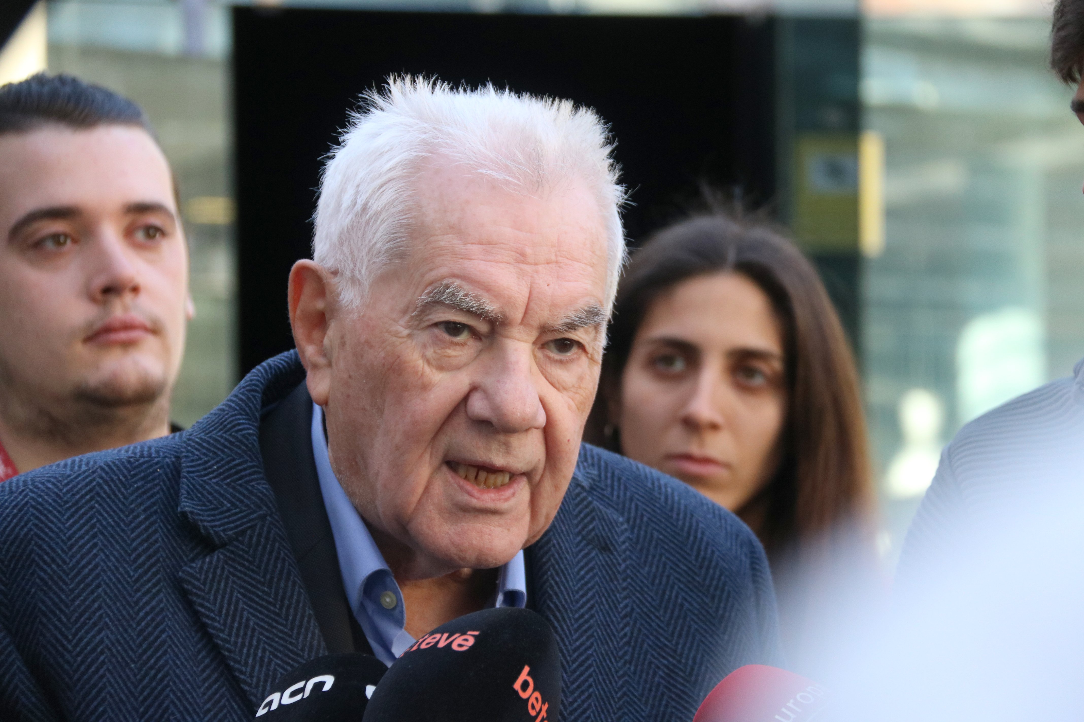 Ernest Maragall presenta una denúncia pels cartells contra l'Alzheimer