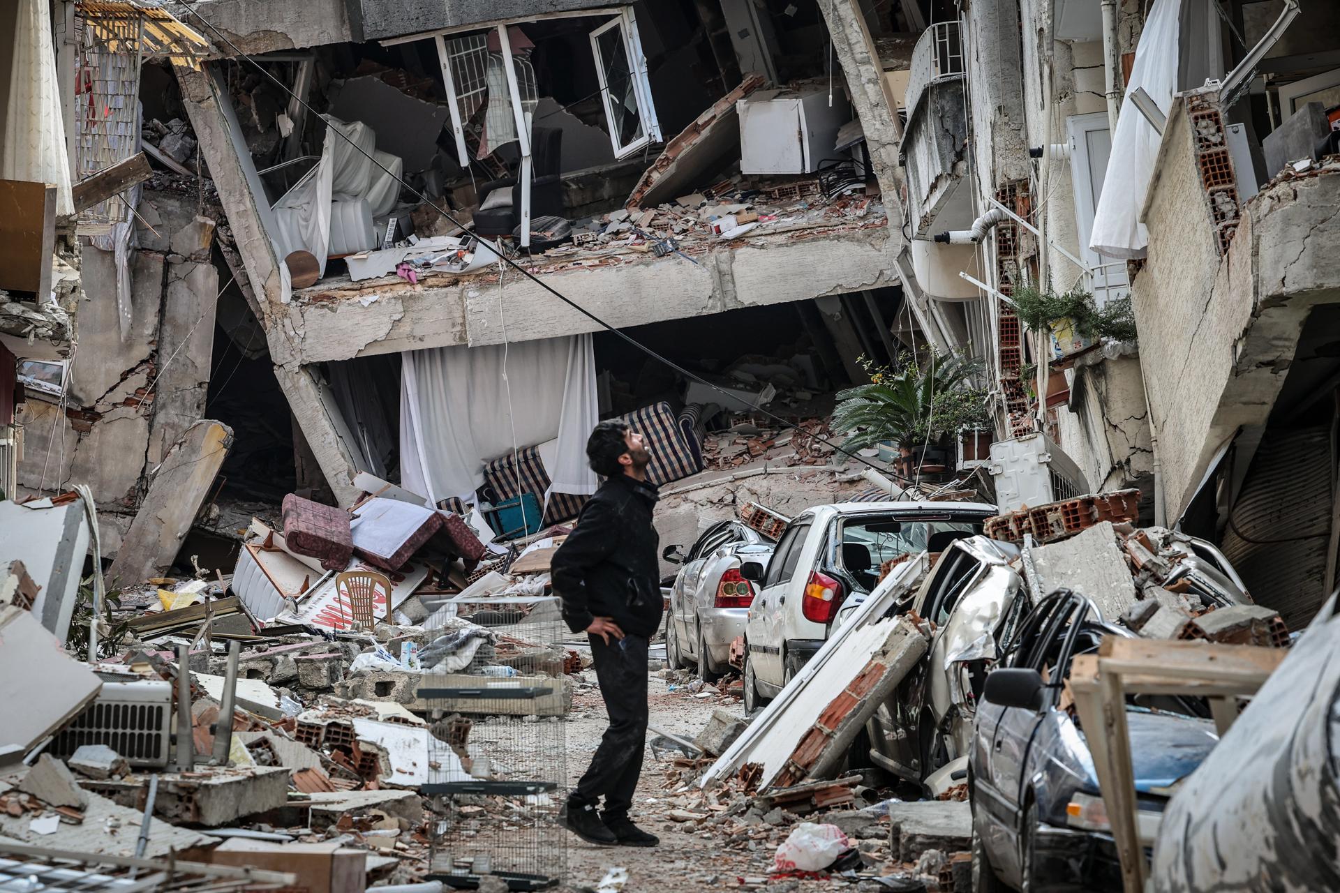 La ONU teme llegar a los 50.000 muertos por el terremoto mientras la Siria rebelde se ahoga sin ayuda