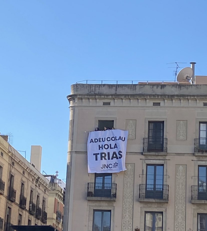 Pengen una pancarta a la plaça Sant Jaume: "Adeu Colau, hola Trias"