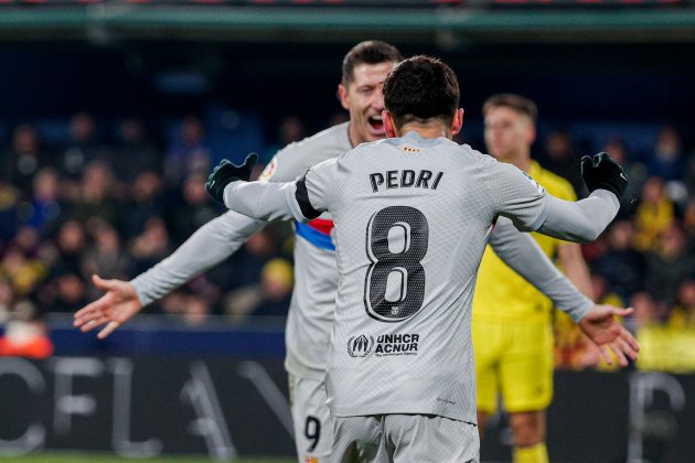 Pedri y Lewandowski celebran gol en Villarreal / Foto: EFE - Manuel Bruque