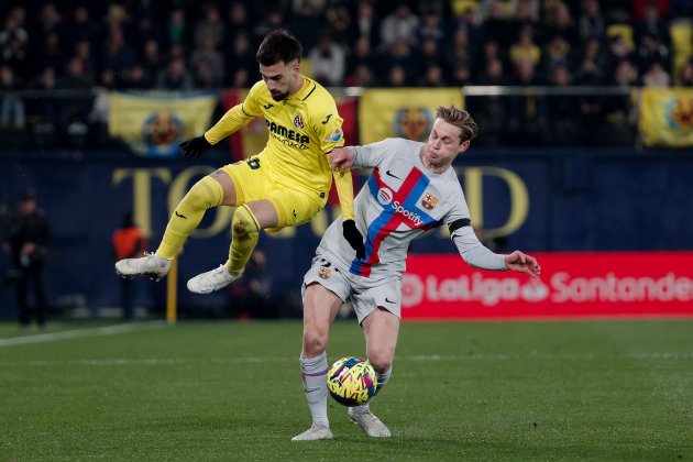 Frenkie de Jong y Baena en un duelo del Villarreal FC Barcelona / Foto: EFE - Manuel Bruque