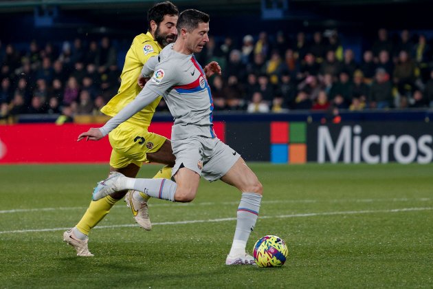 Lewandowski mano a mano FC Barcelona Villarreal / Foto: EFE - Manuel Bruque