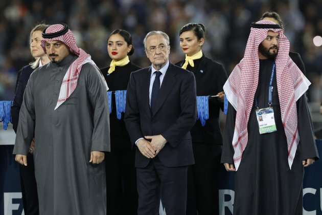 Florentino Pérez rodeado de dos jeques en la final de la Supercopa de España / Foto: EFE Florentino Pérez rodeado de dos jeques en la final de la Supercopa de España / Foto: EFE