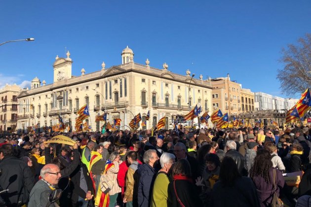 Nicolas Tomás manifestació ple de banderes