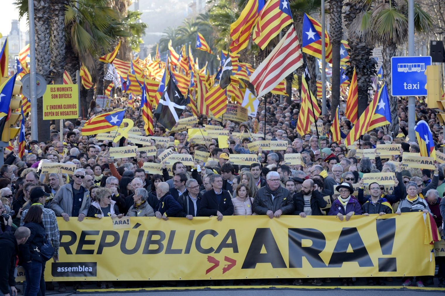 Milers de manifestants omplen el passeig de Colom