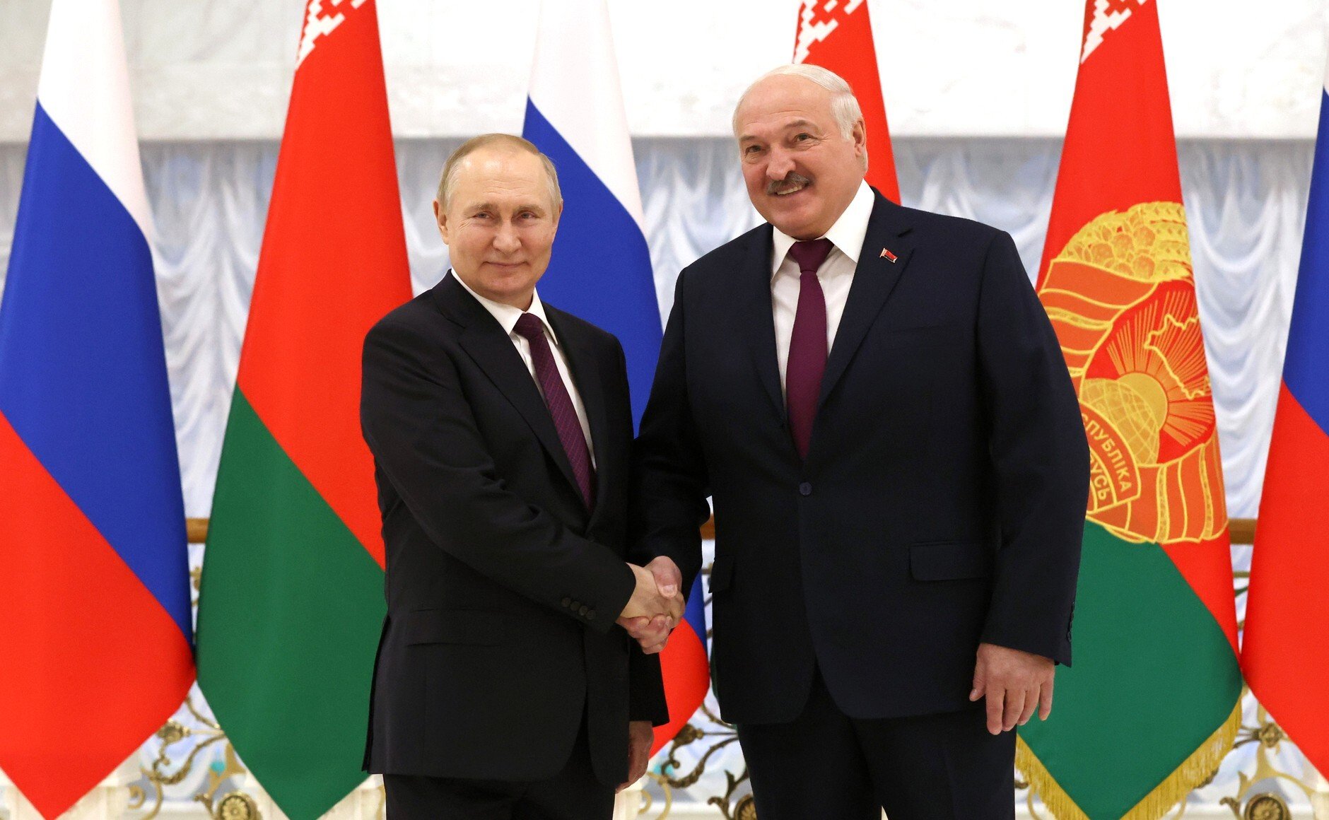 Francia pide a sus ciudadanos abandonar Bielorrusia mientras Lukashenko se acerca a Putin