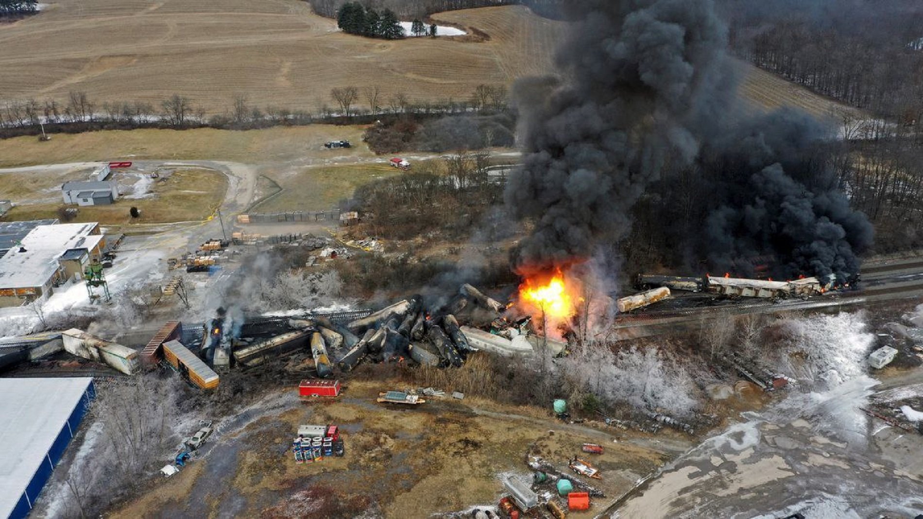 Alerta pels productes químics tòxics alliberats en el descarrilament d'un tren a Ohio, EUA