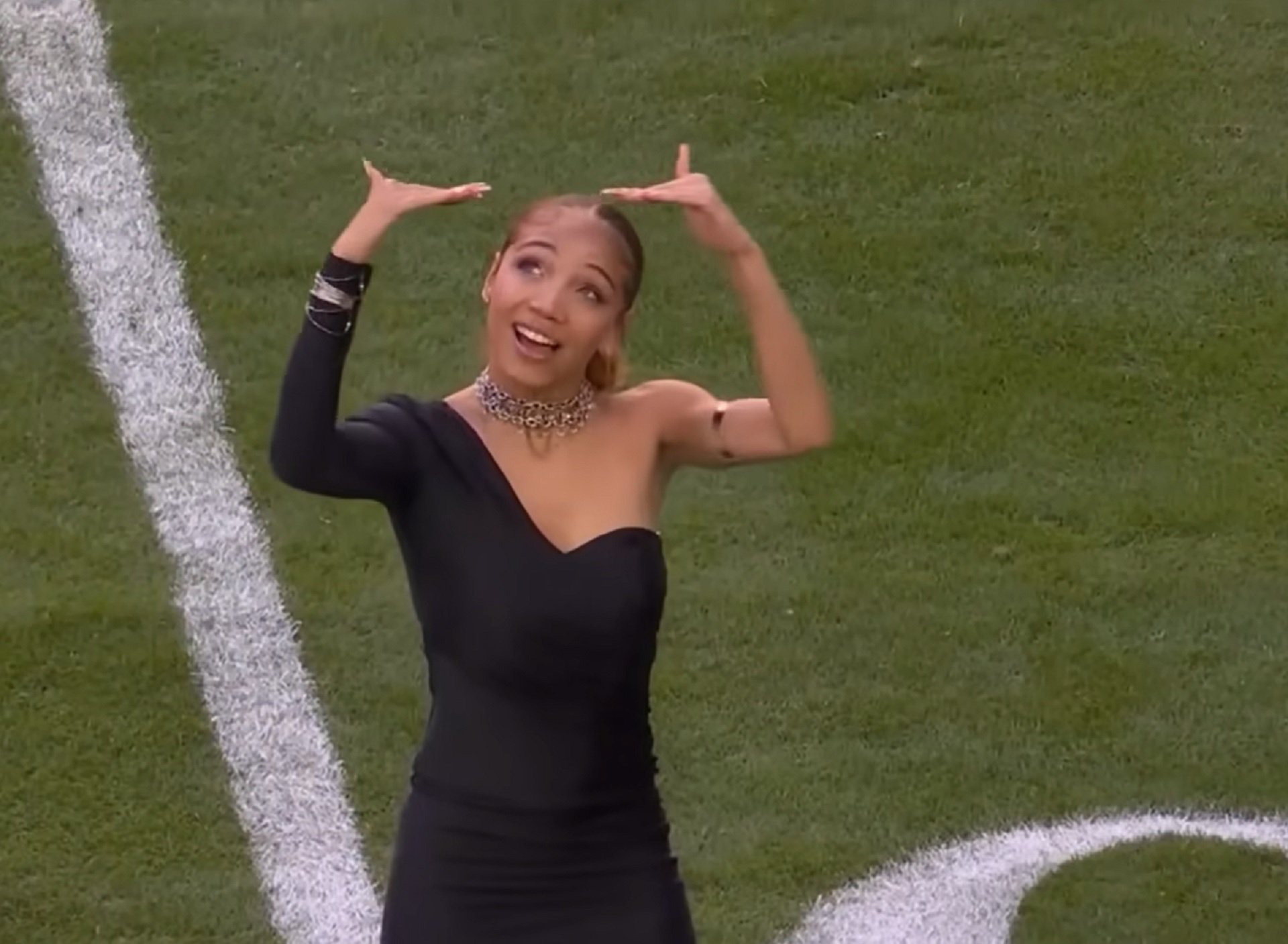 Justina Miles, la intérprete de lenguaje de signos que comparte protagonismo con Rihanna en la Super Bowl