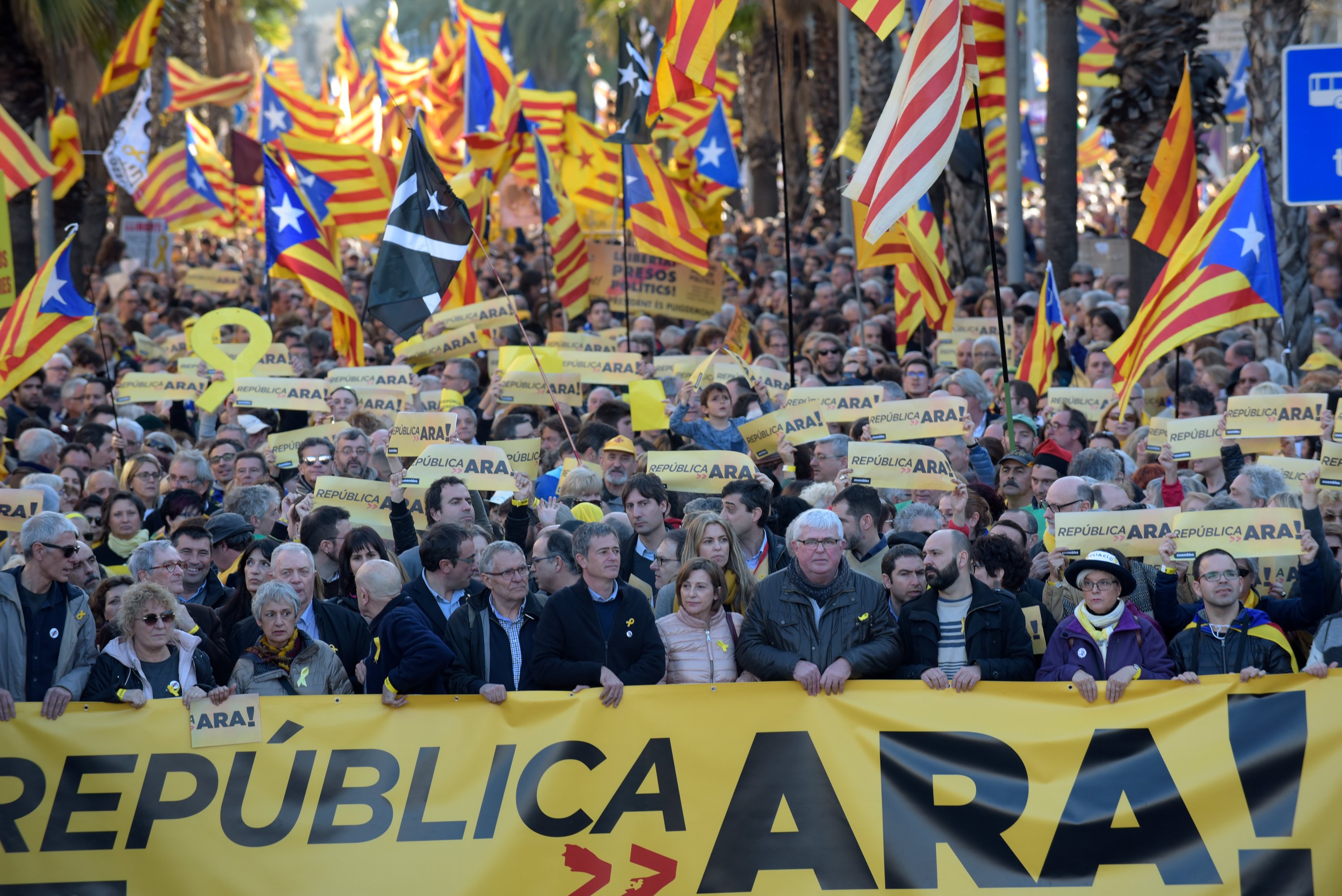 Independence march demands a new Catalan government to implement the Republic