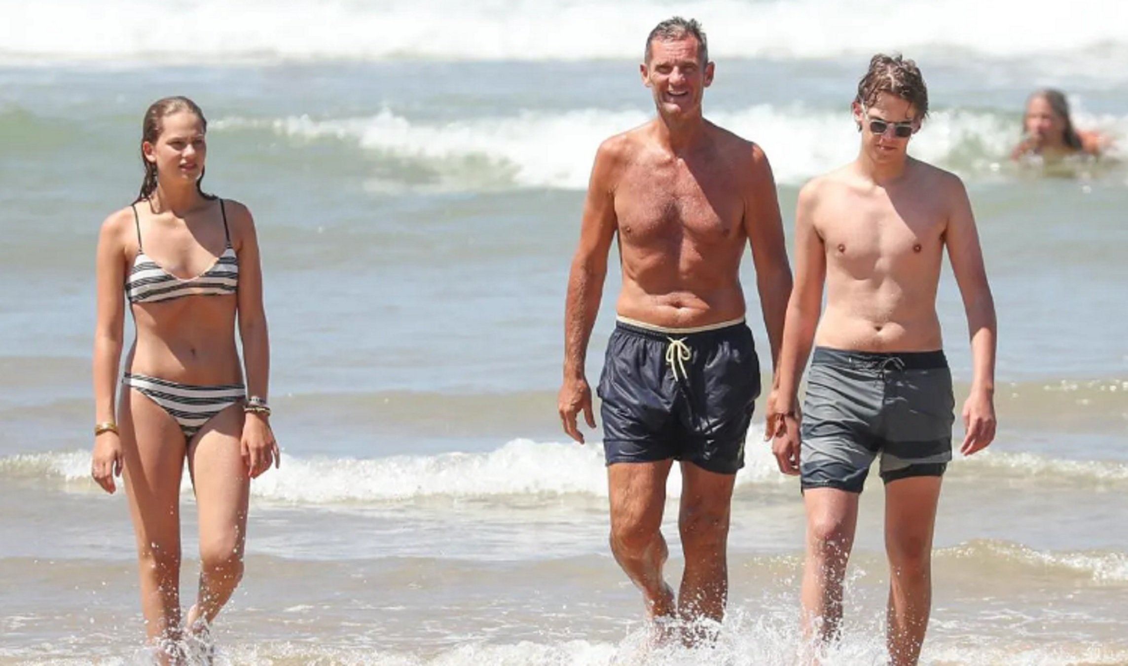 Irene Urdangarin, Iñaki y Miguel en la playa   GTRES