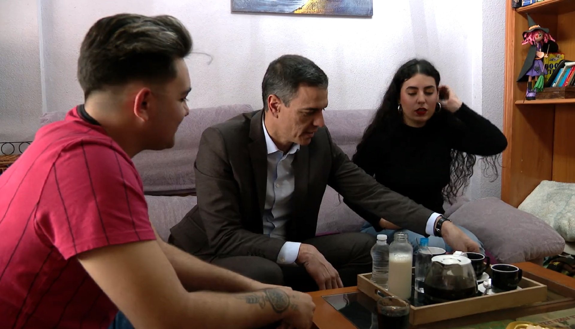 El café 'fake' de Pedro Sánchez con dos jóvenes que cobran el salario mínimo