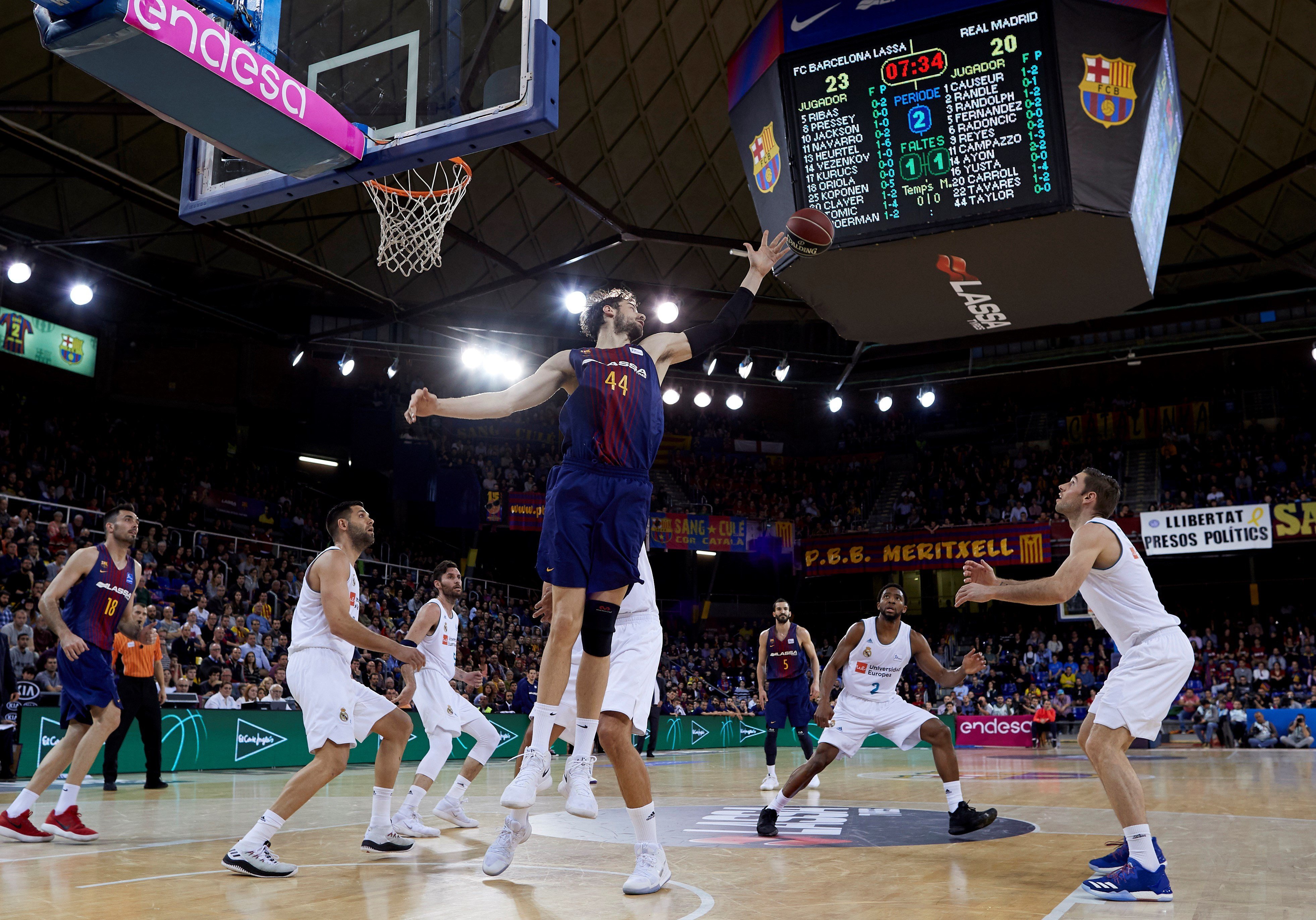 El Barça passa per sobre del Madrid