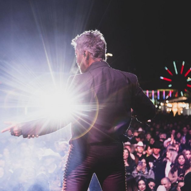Alejandro Fernández espaldas @alexoficial