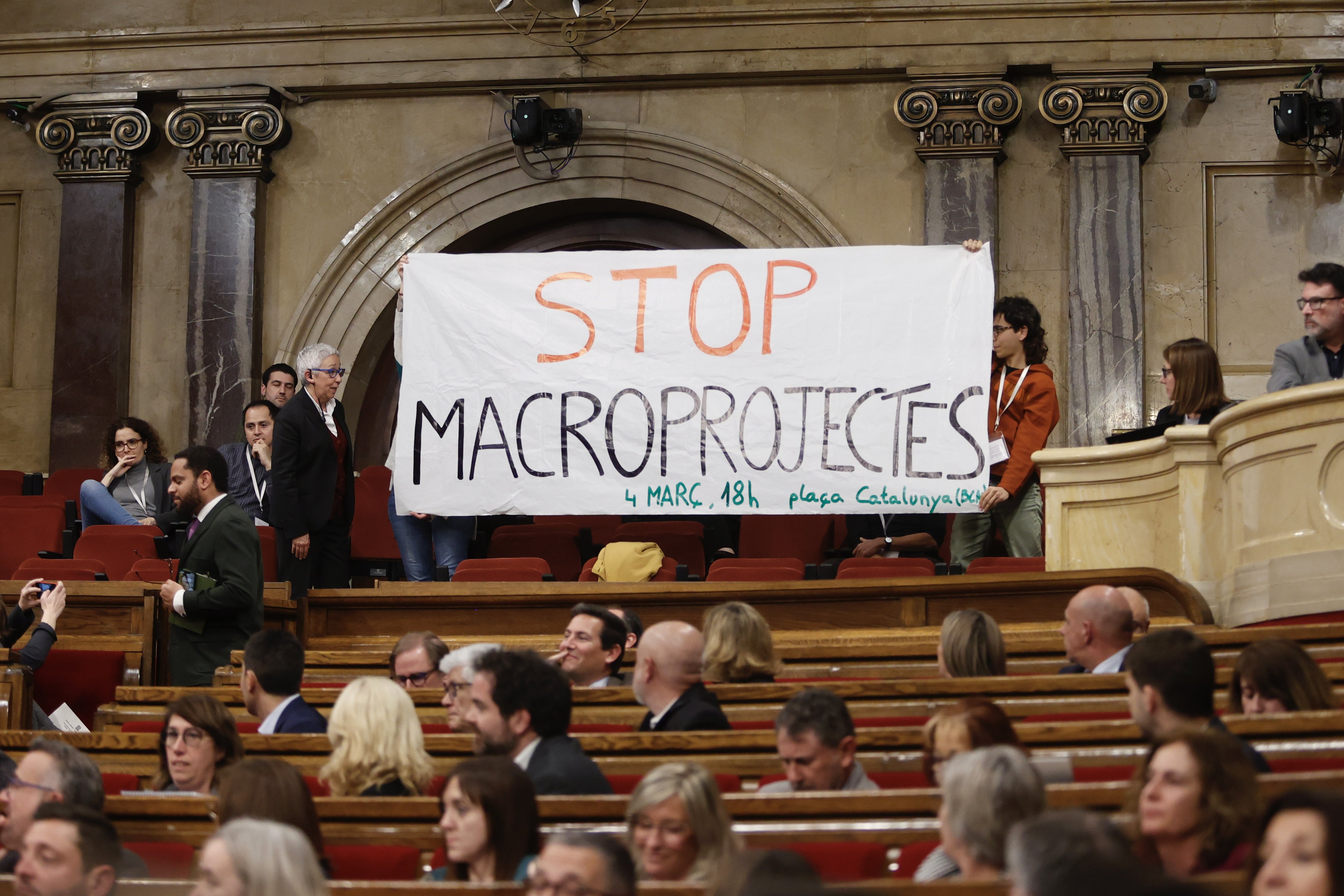 Despleguen una pancarta durant el debat de pressupostos al Parlament: "Stop macroprojectes"