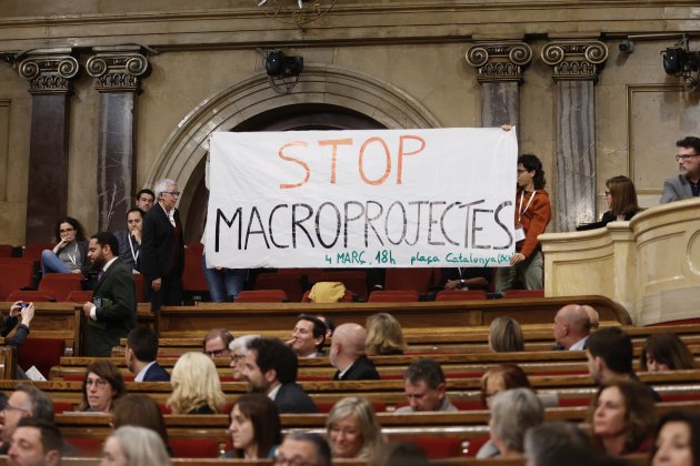 Stop Macroprojectes al Parlament pancarta / Montse Giralt