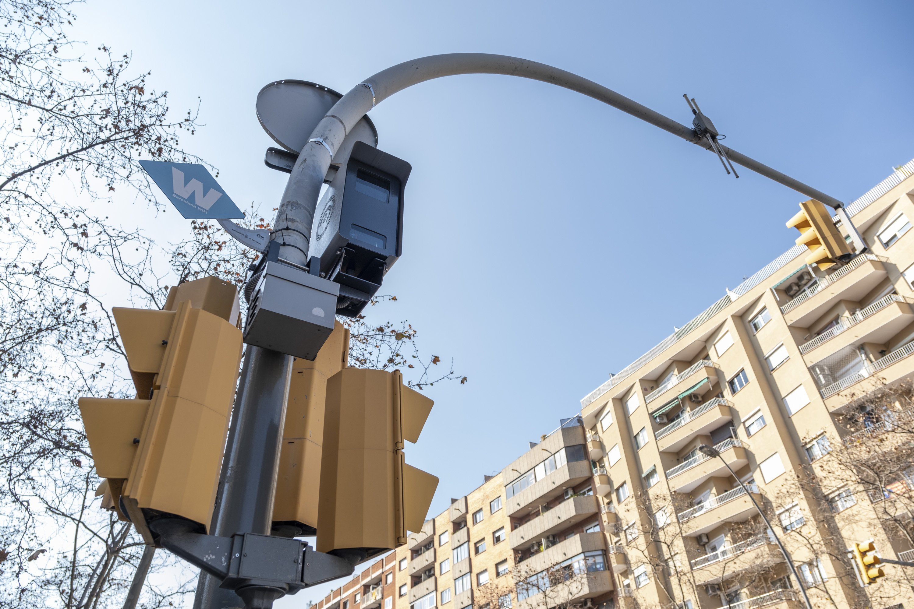 Colau recula: estudia suprimir els radars de 30 km/h als entorns escolars fora de l'horari lectiu