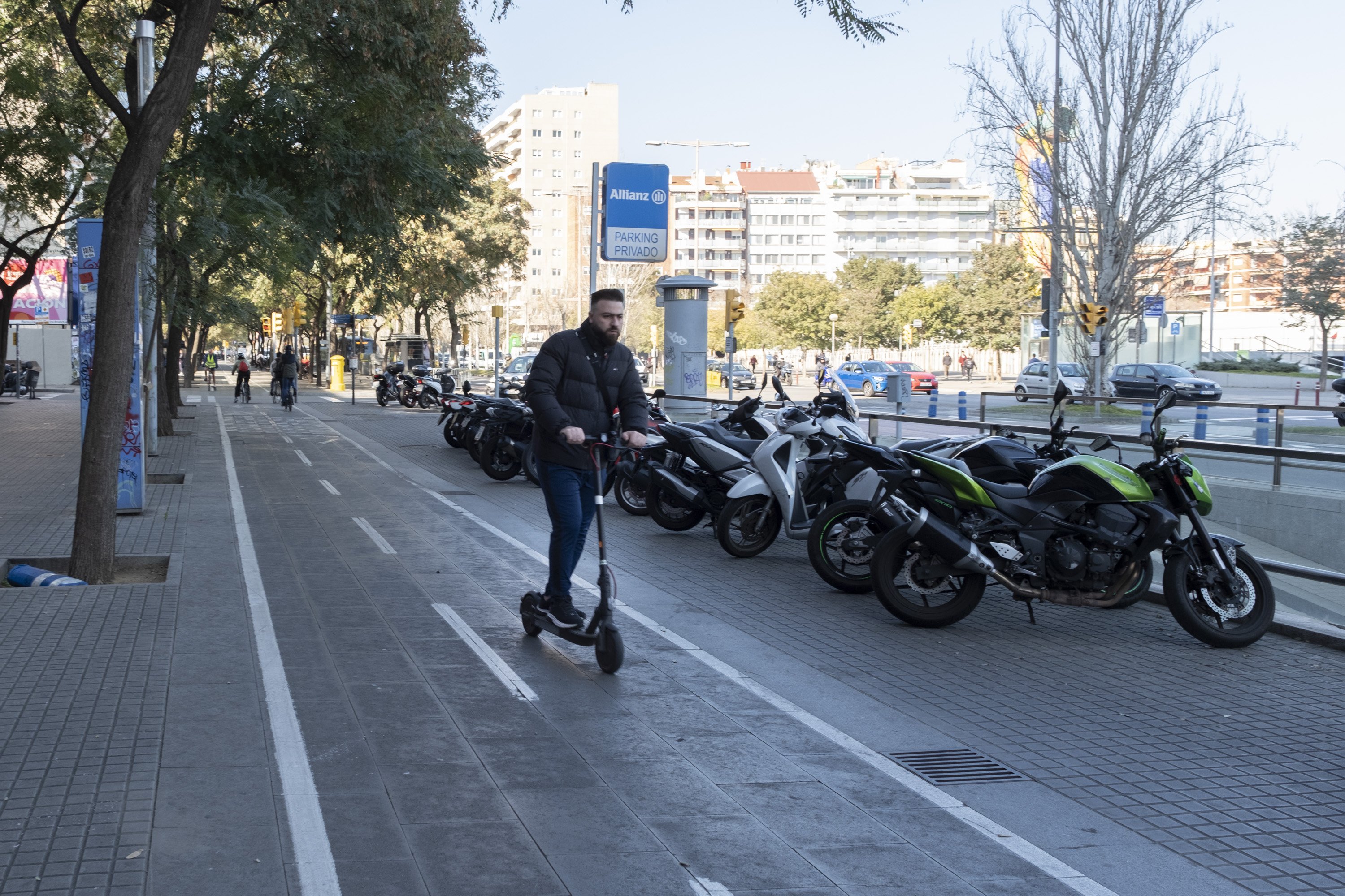 El 99% de patinetes eléctricos en Barcelona exceden la velocidad en los carriles bici en acera