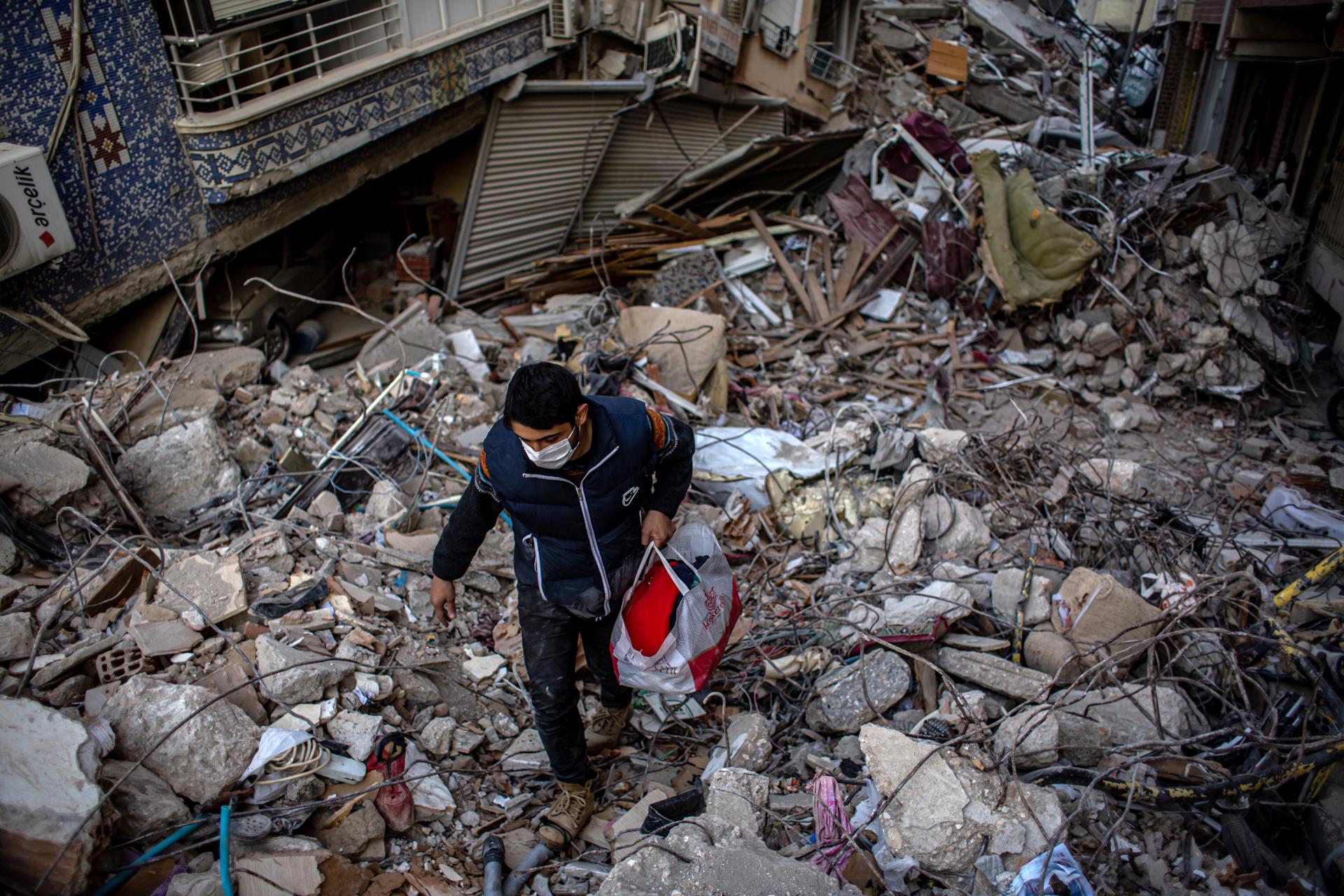 Milagro en Turquía: rescatan a un chico de entre los escombros 198 horas después del terremoto