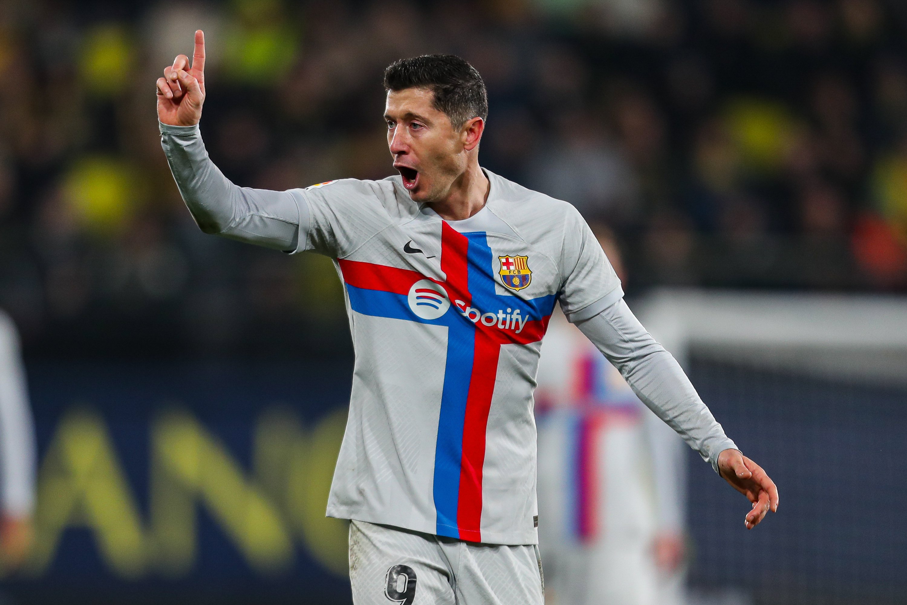 Lewandowski, escac des de dins del Barça, 2 davanters per deixar-lo a la banqueta