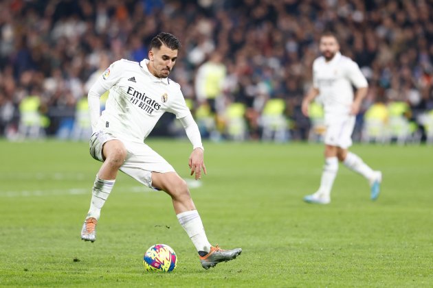 Dani Ceballos controlant la pilota en el Santiago Bernabéu / Foto: Europa Press