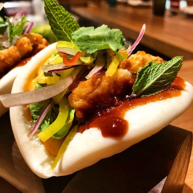 Bao de crujiente de pescado con salsa hoisin peruana