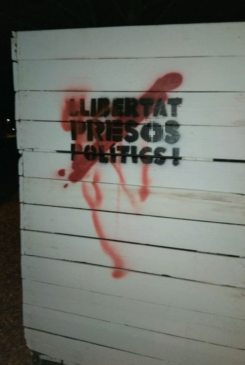 Ataquen de nou els recordatoris dels presos polítics a Camallera i Vilaür