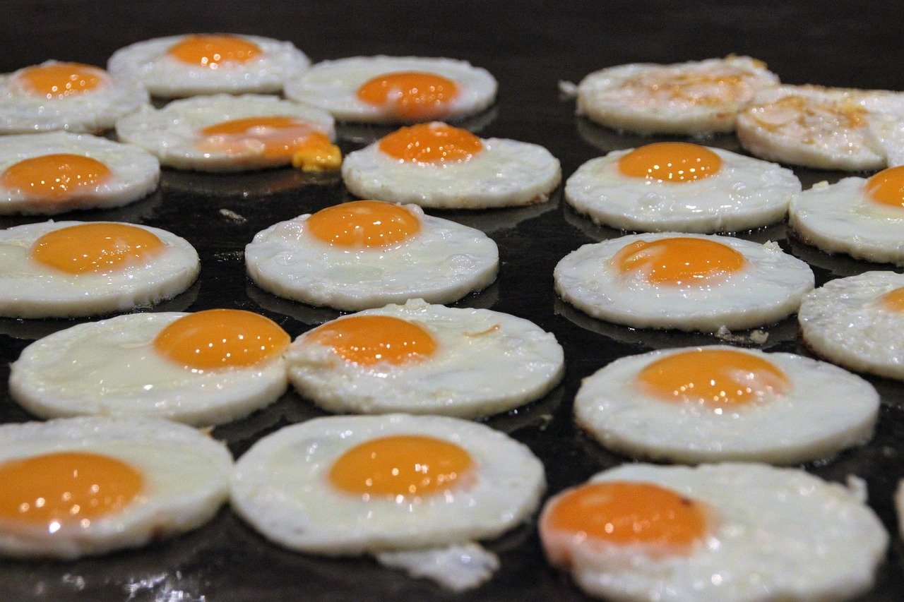 El truc per fer un ou ferrat al microones en un minut: dues receptes (amb oli i sense)