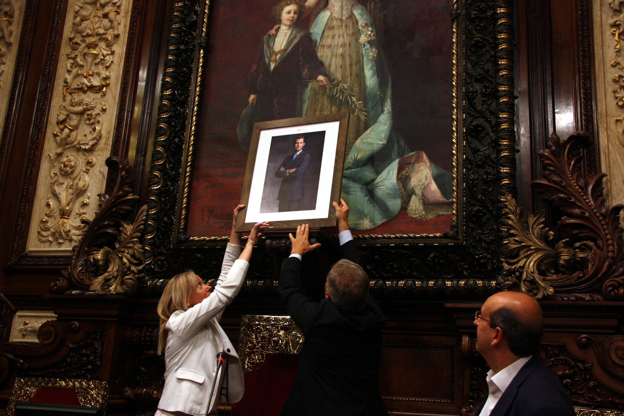 El Supremo impone la foto de Felipe VI en la sala de plenos de los ayuntamientos