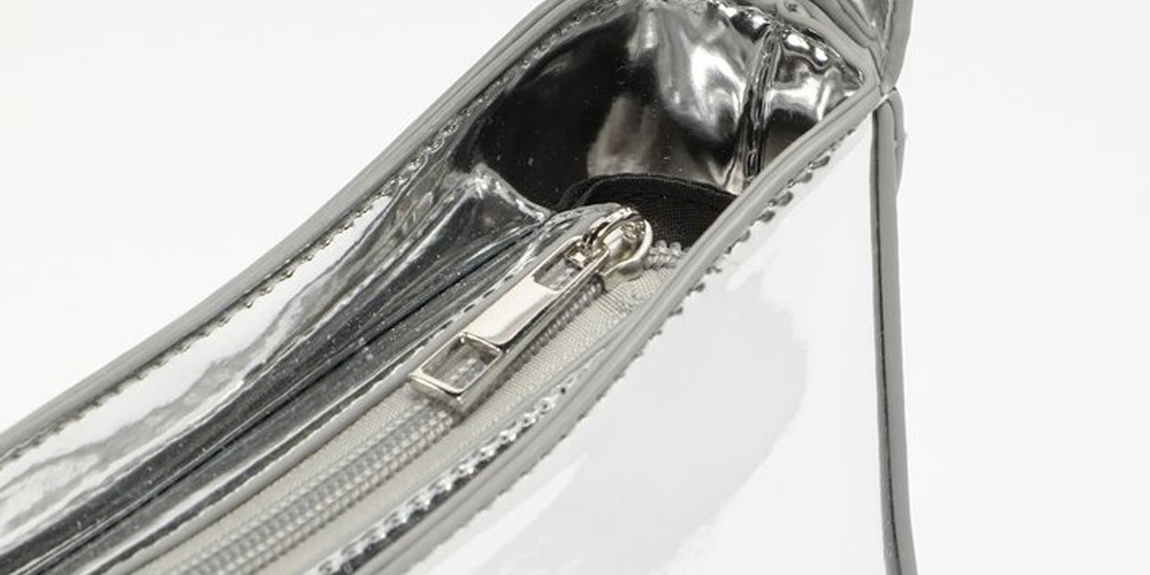 La primera micro tendencia de 2023 es el bolso metalizado de 9,99 euros de Lefties