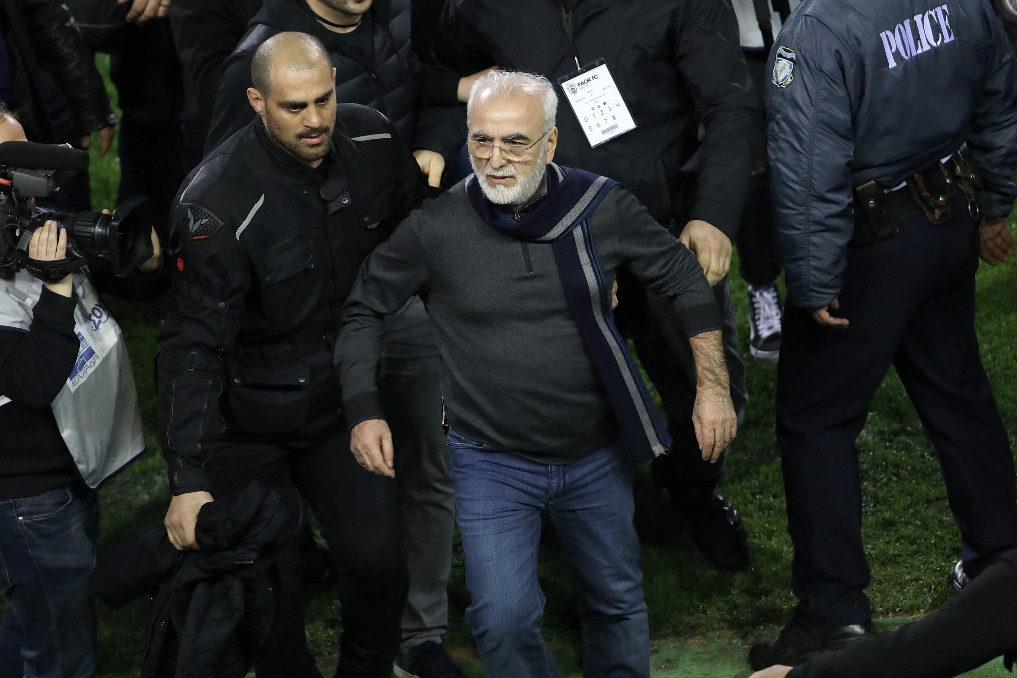 VÍDEO: El presidente del PAOK de Salónica baja al campo con una pistola