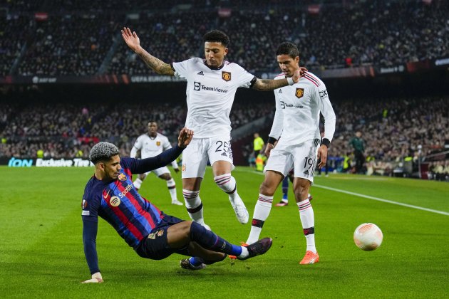 Ronald Araujo entrada Jadon Sancho Barça Manchester United / Foto: EFE