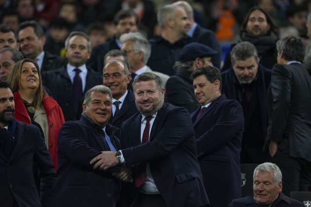 Joan Laporta Richard Arnold Barça Manchester United / Foto: EFE Joan Laporta Richard Arnold Barça Manchester United / Foto: EFE