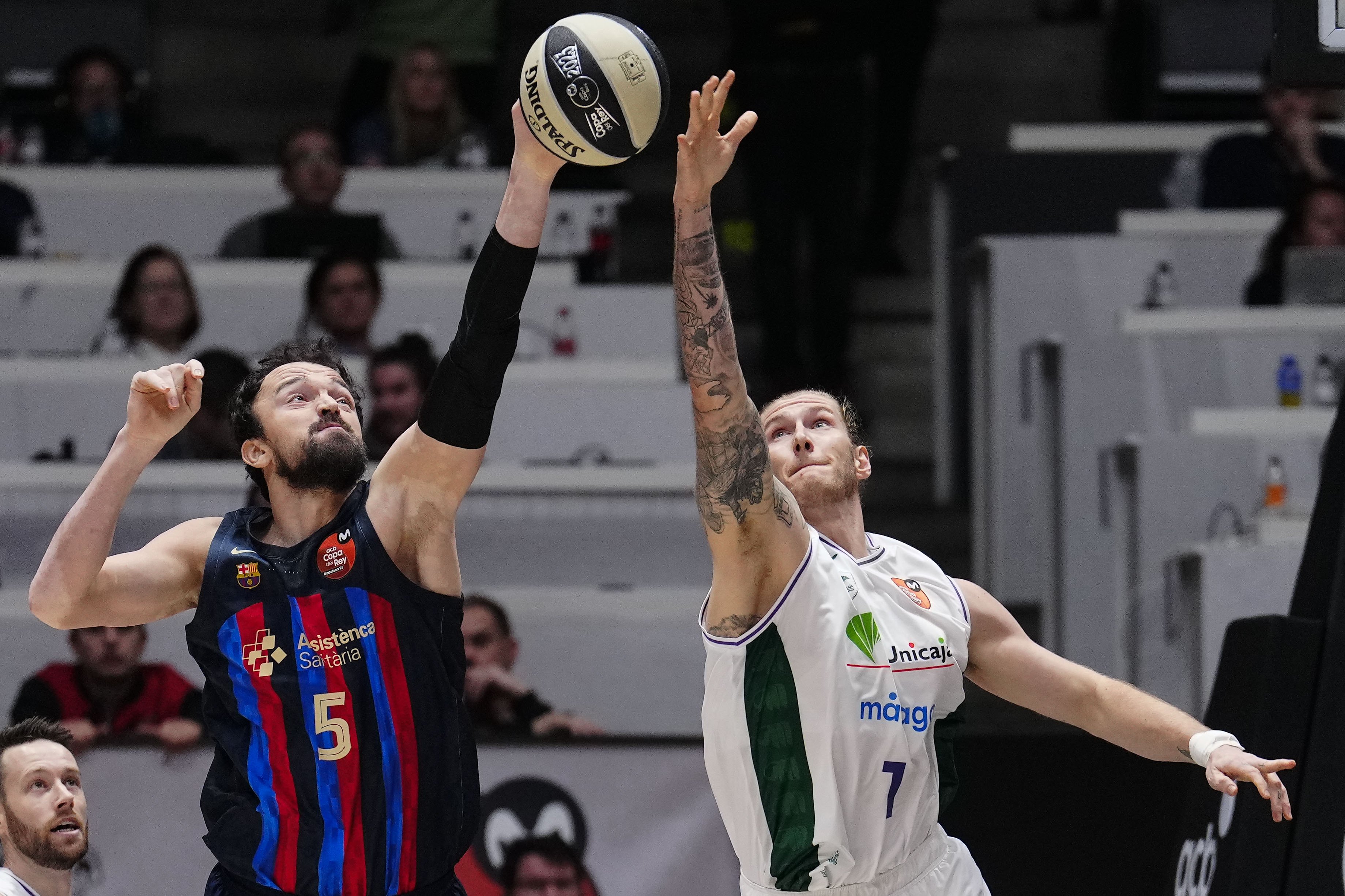 El Barça, eliminat per l'Unicaja (87-89) de la Copa del Rei de bàsquet en un partit trepidant