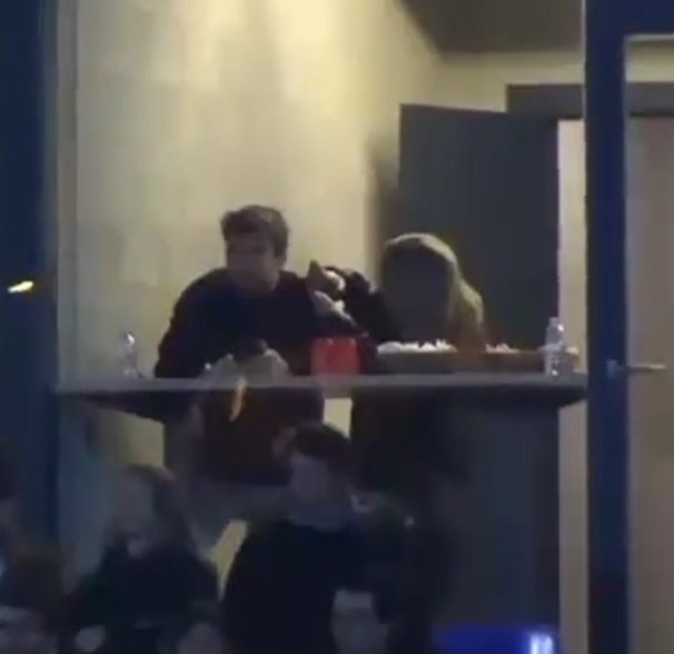 Clara fa una foto al porus de Piqué, twitter Clara fa una foto al porus de Piqué, twitter
