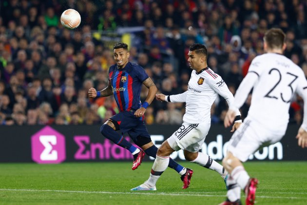 Raphinha y Casemiro luchan un balón FC Barcelona Manchester / Foto: Europa Press