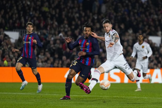 Kounde defensant a Weghorst durant el Barça - Manchester United / Foto: EFE