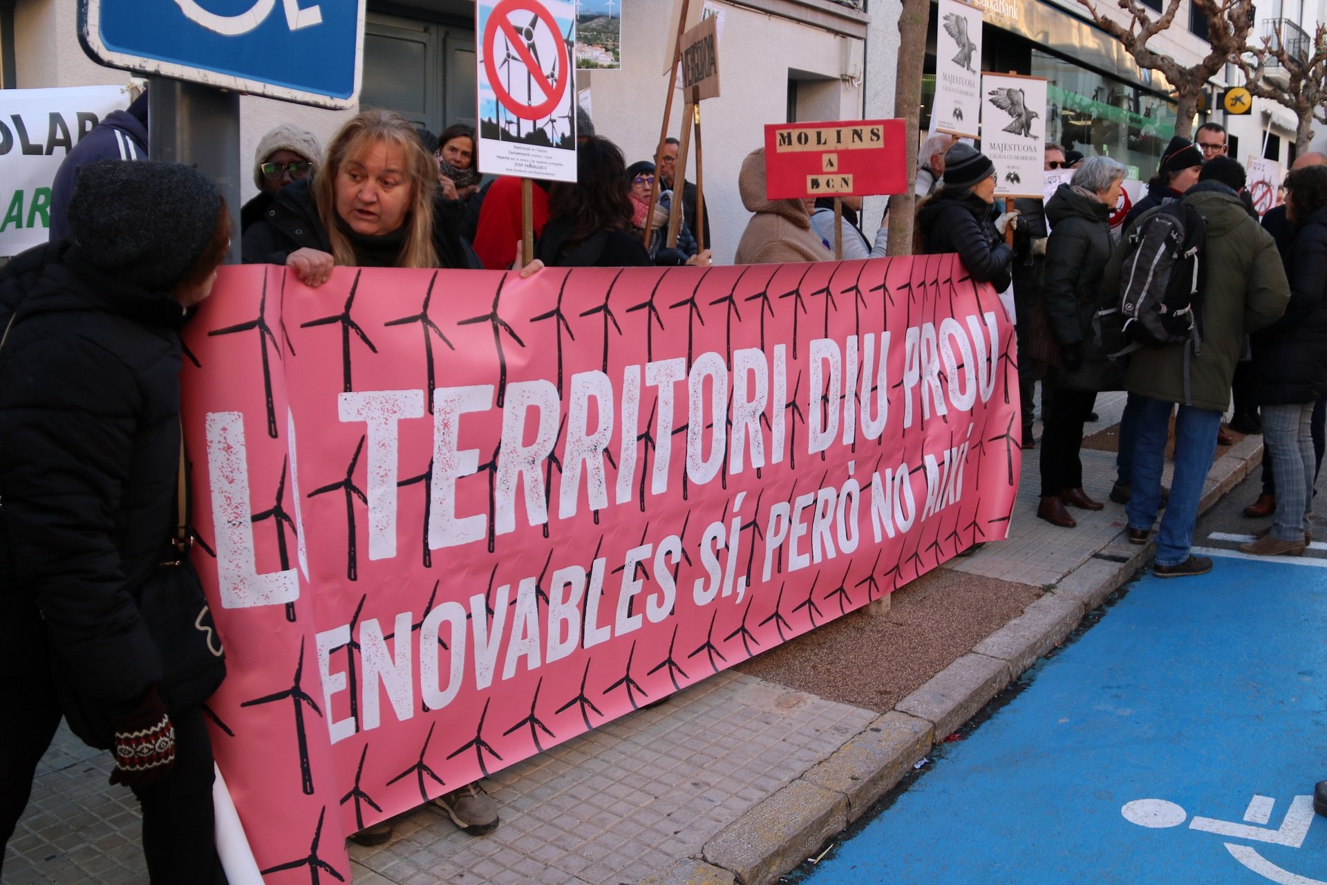 Protestas vecinales contra Aragonès en la inauguración de dos aerogeneradores en el Perelló