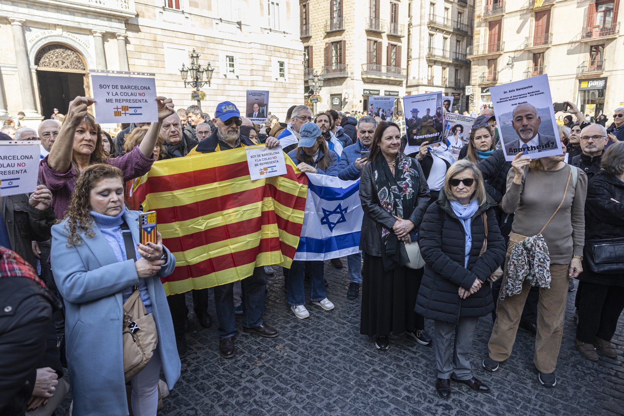 Una concentració a la plaça de Sant Jaume rebutja el veto unilateral de Colau a Israel