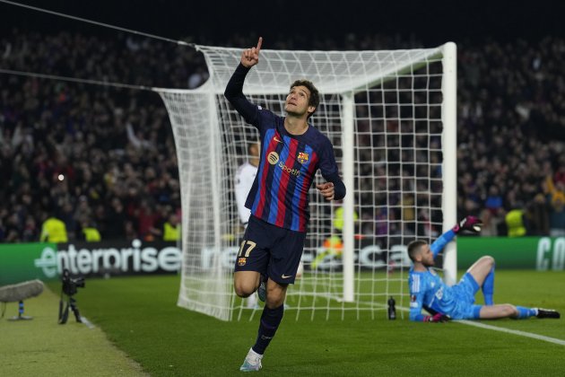 Marcos Alonso celebra gol ante Manchester United / Foto: EFE - Alejandro Garcia