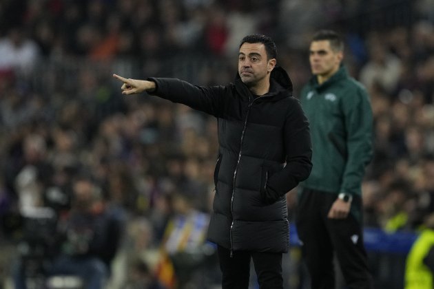 Xavi Hernández dando instrucciones / Foto: EFE - Alejandro Garcia