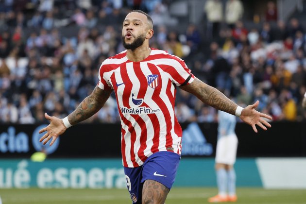 Memphis Depay celebra gol cono el Atlético / Foto: EFE