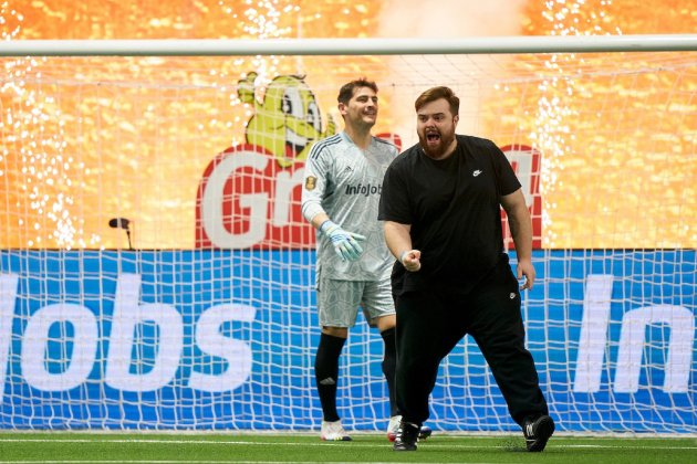 Ibai Llanos celebrant davant de Iker Casillas / Foto: Kings League Ibai Llanos celebrant davant de Iker Casillas / Foto: Kings League