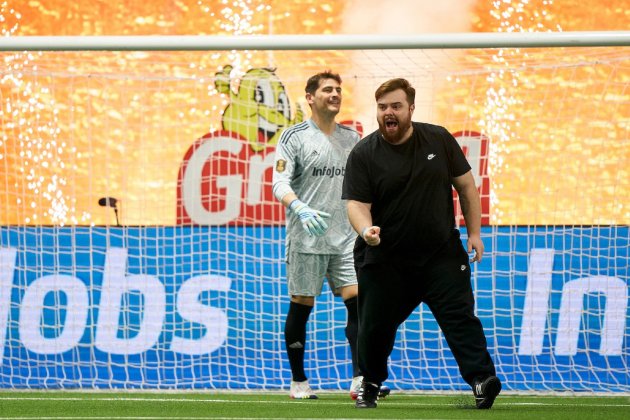 Ibai Llanos celebrando ante Iker Casillas / Foto: Kings League