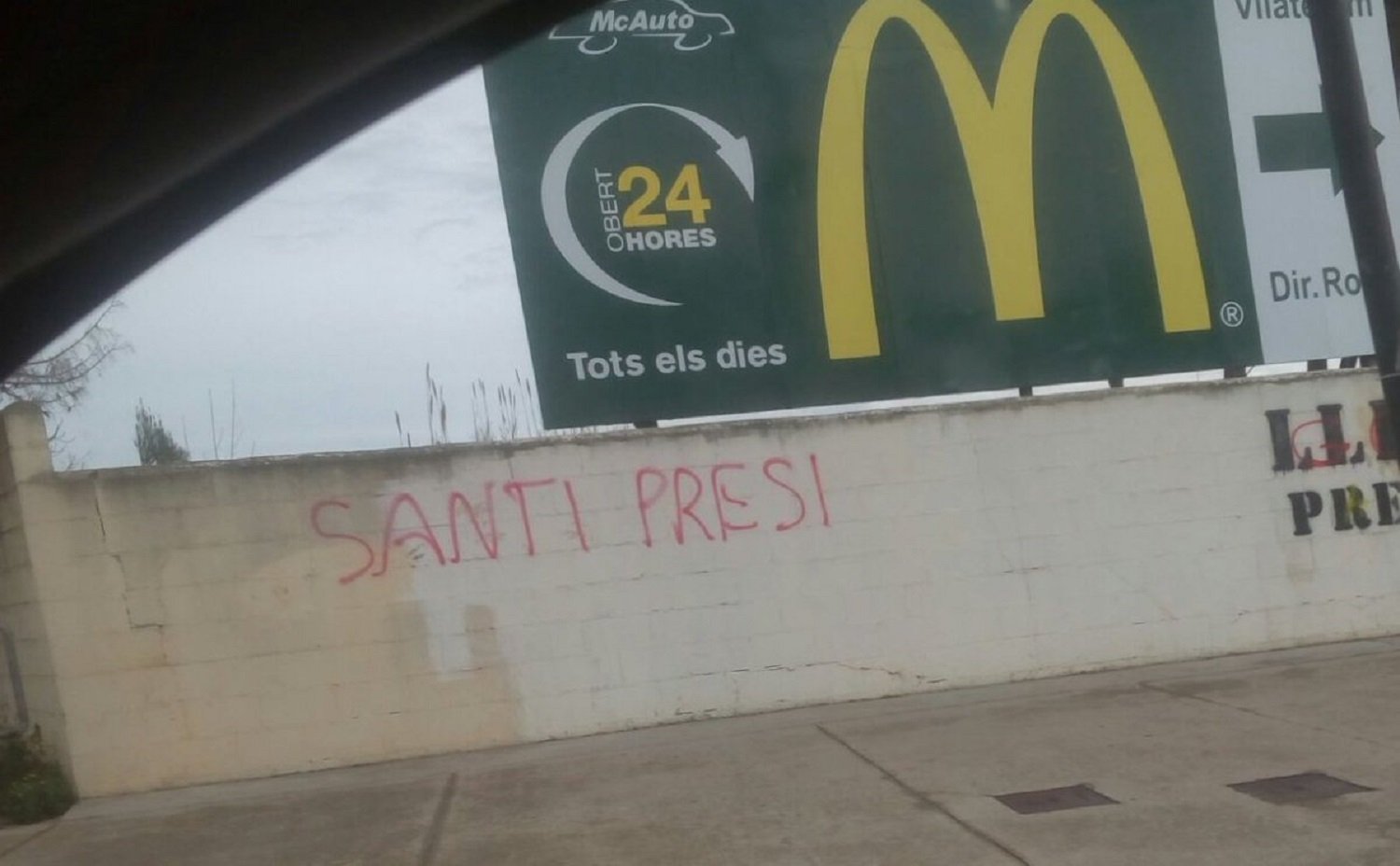 Aparecen pintadas a favor de Santi Vila en Figueres