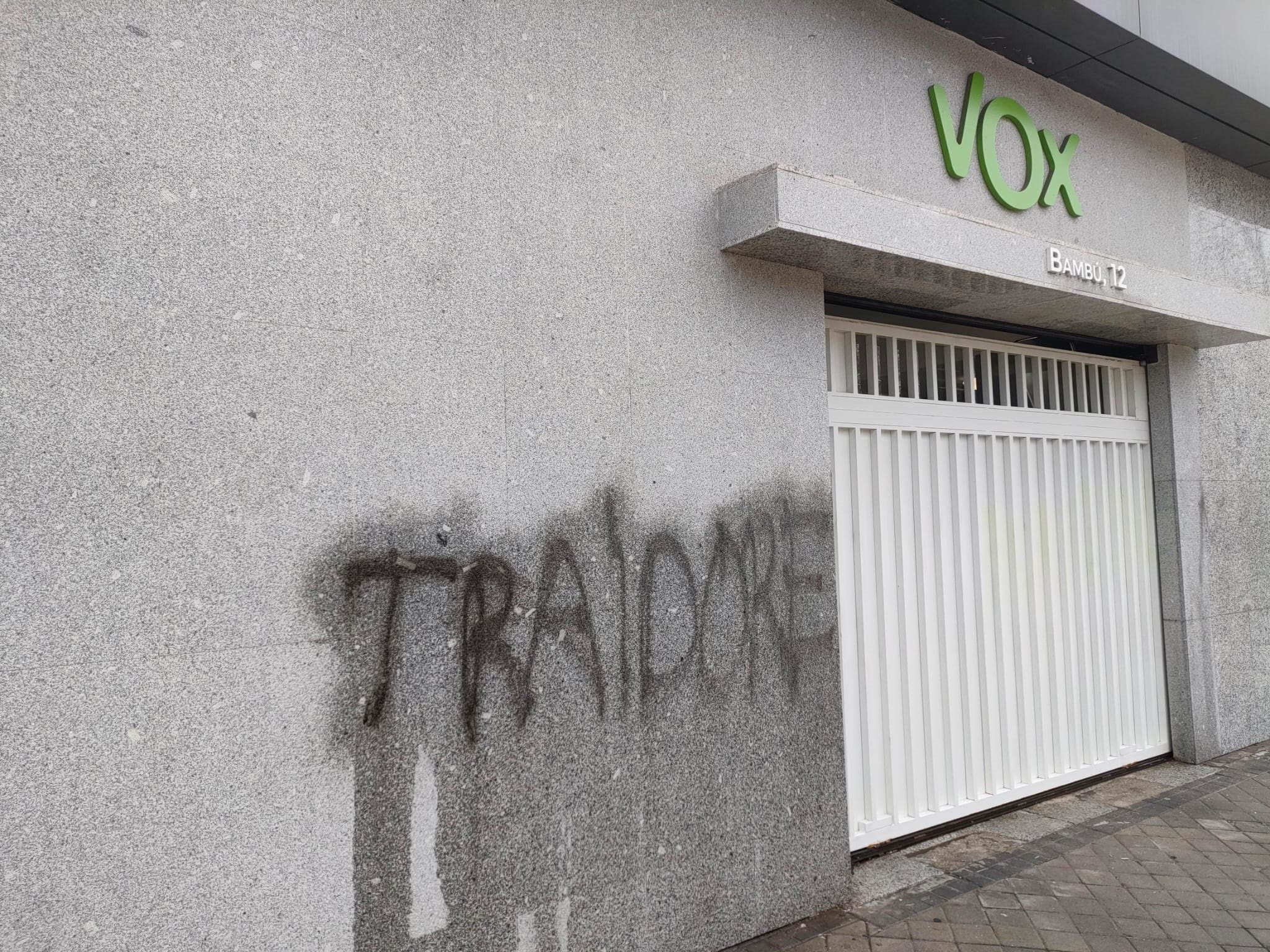 Pintades de 'traïdors' i insults homòfobs a la seu de Vox